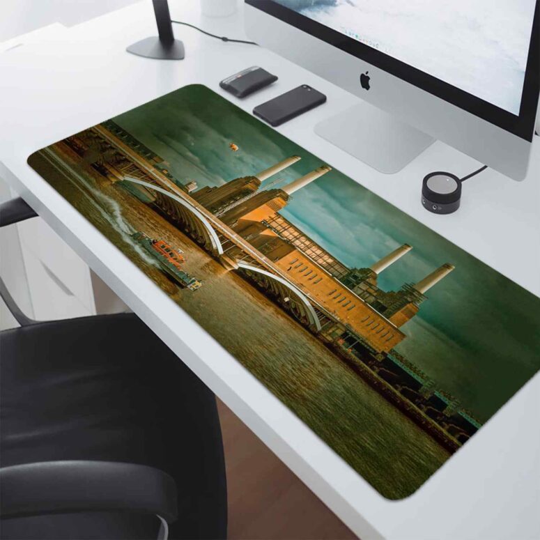 Flying Pig at Battersea Power Station - Pink Floyd Mouse Desk Pad Flying Pig at Battersea Power Station - Pink Floyd Mouse Desk Pad